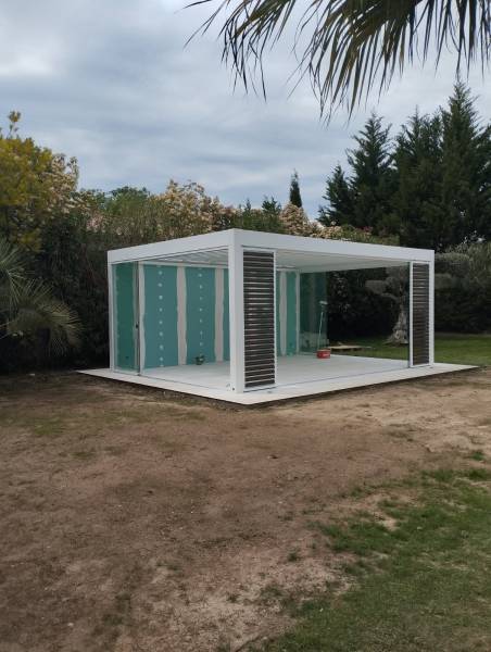Installation d'une pergola bioclimatique à La Barben